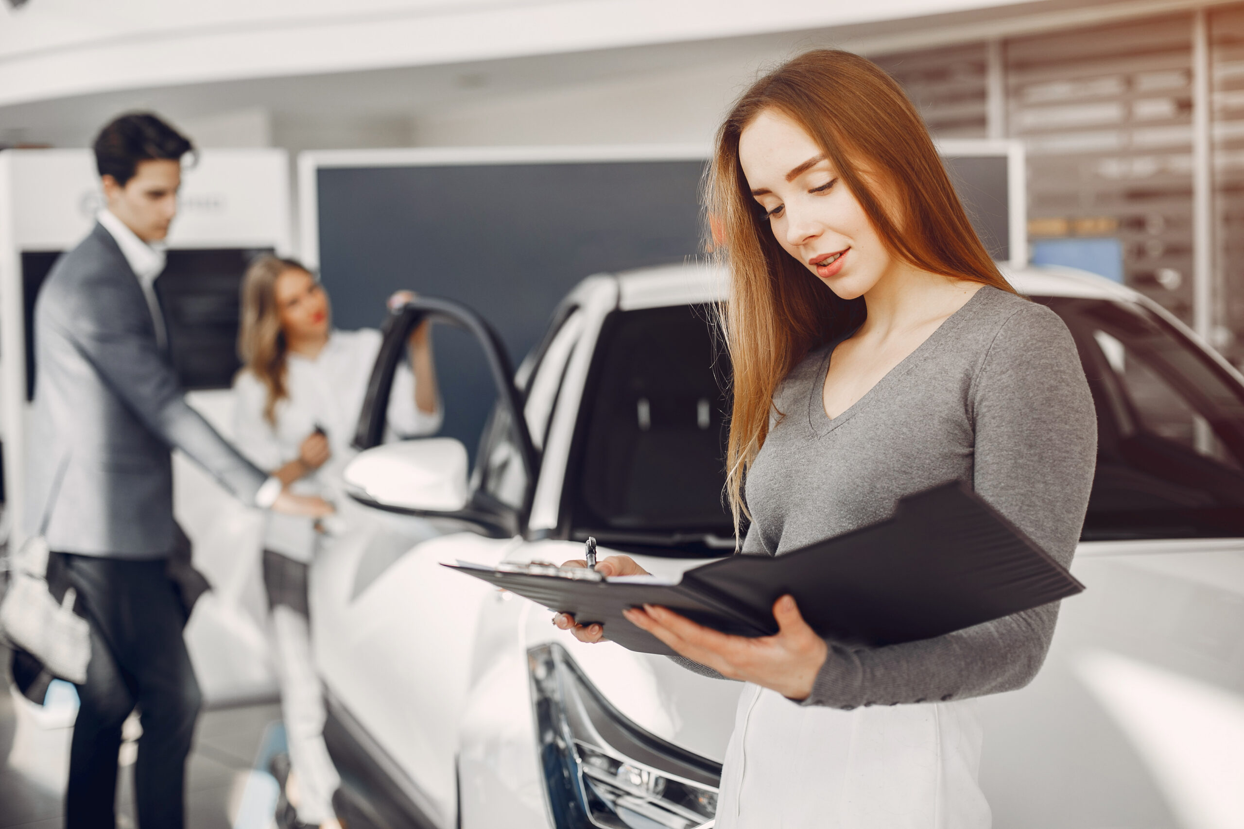 A woman and chart showing metrics for identifying the best dealerships for F&I sales.